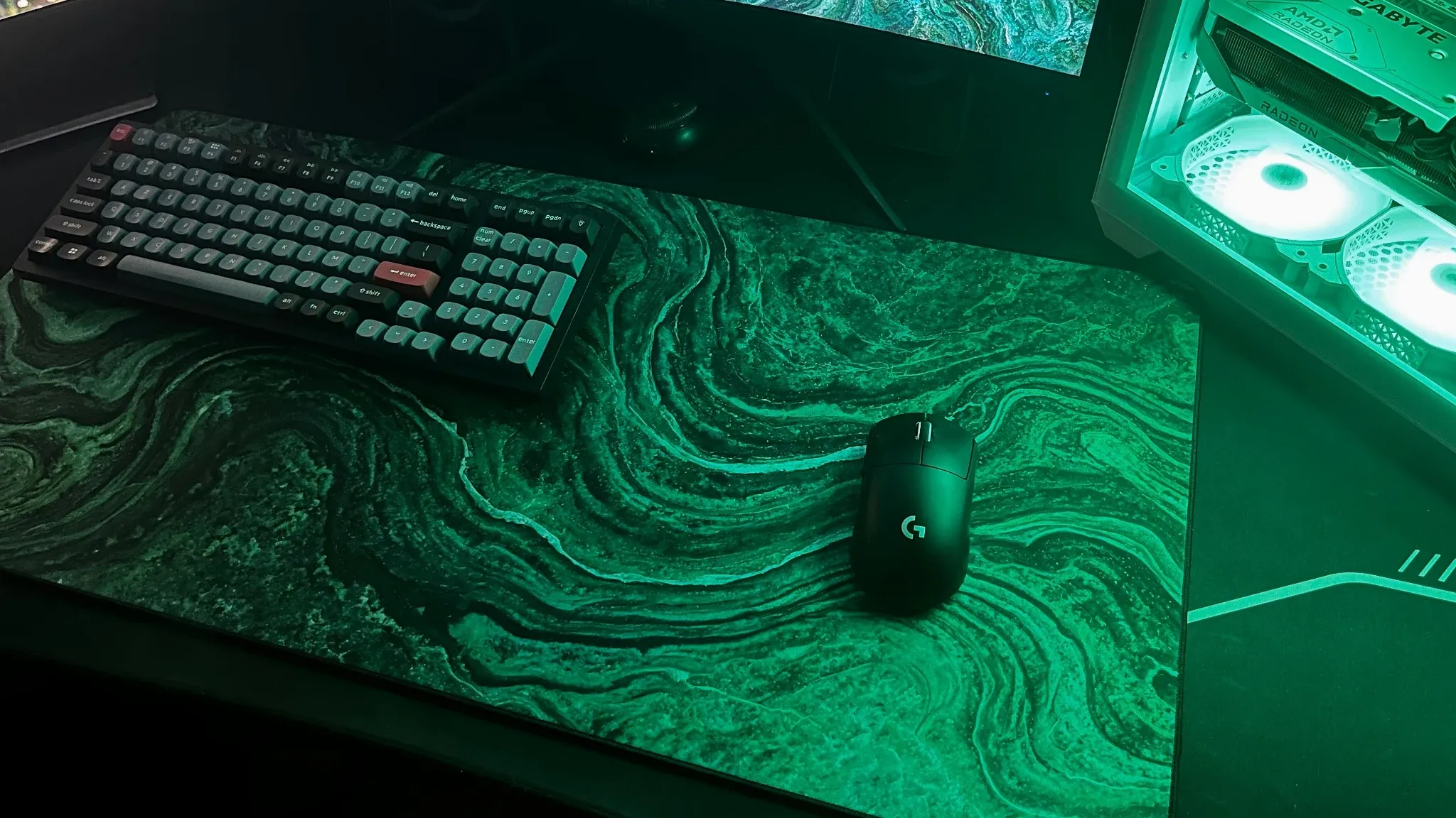 Le sous-main Serpentine vu en diagonale, avec un clavier et une souris posés dessus