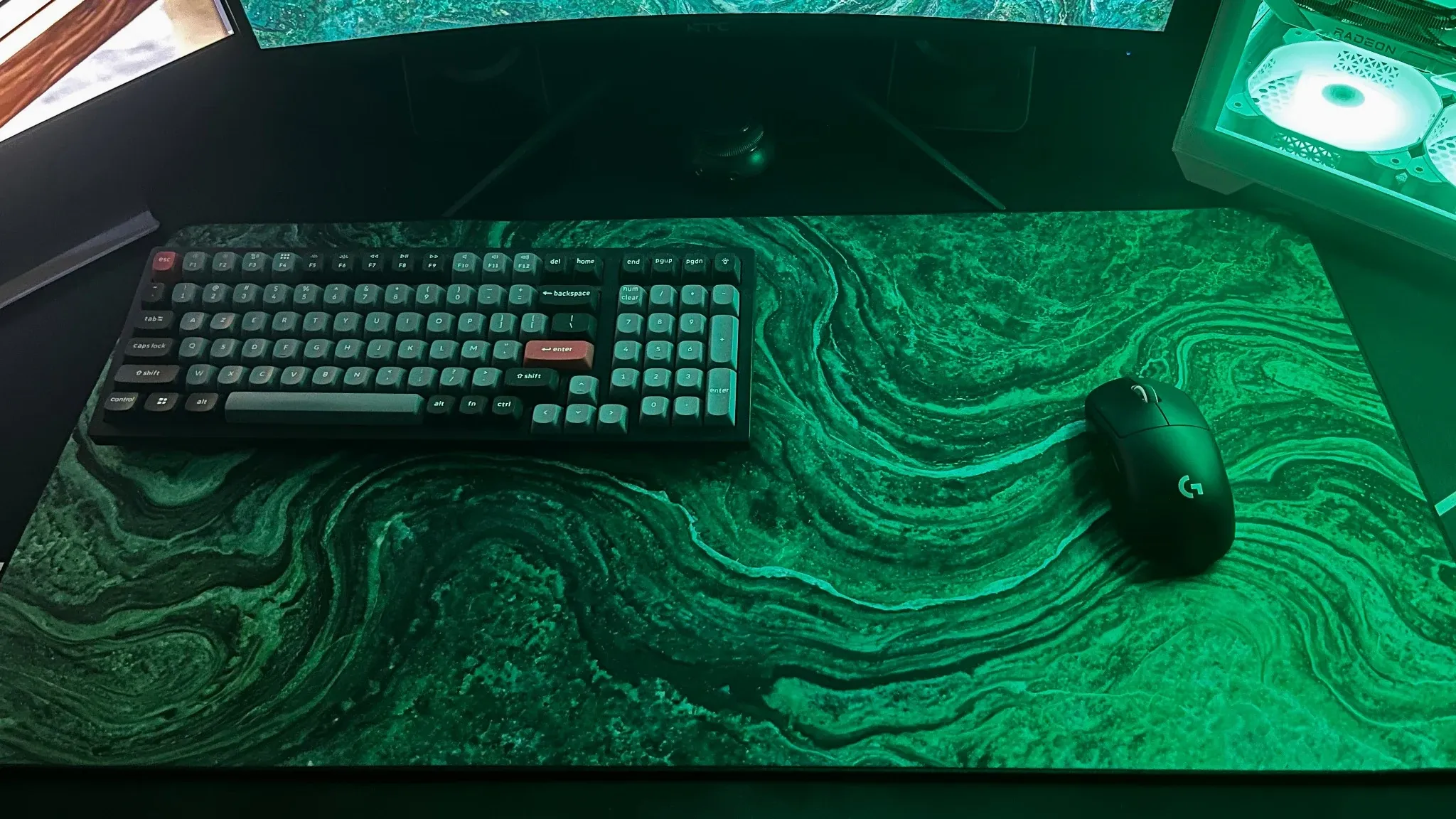 Le sous-main Serpentine vu de face, avec un clavier et une souris posés dessus