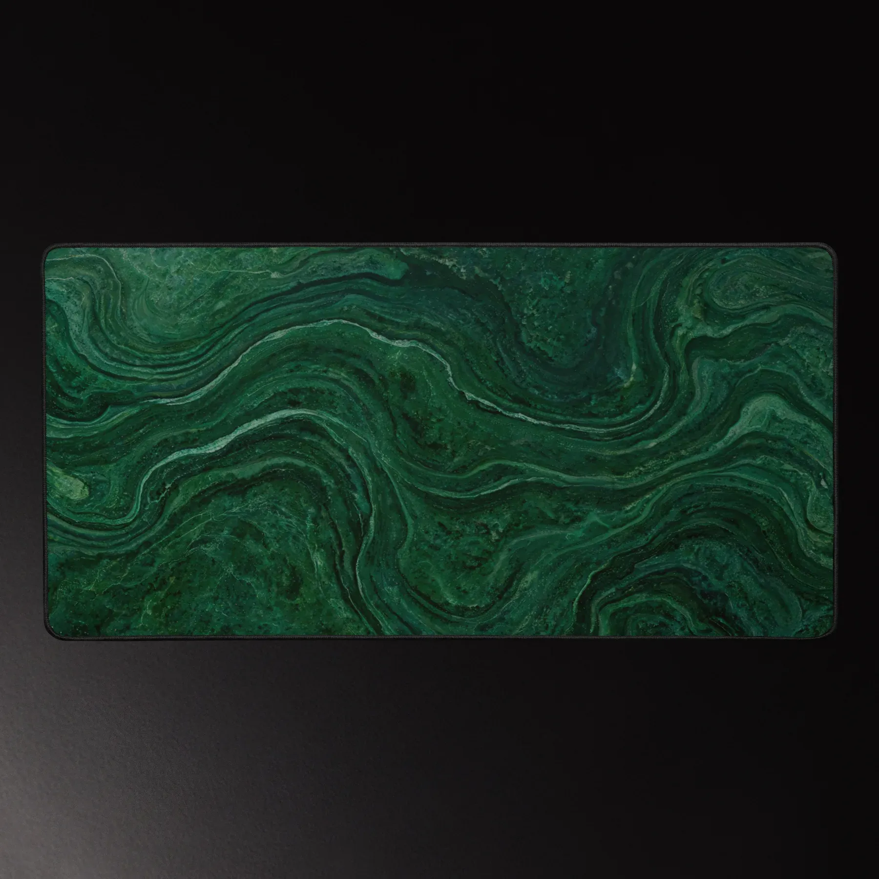 Serpentine — sur fond noir