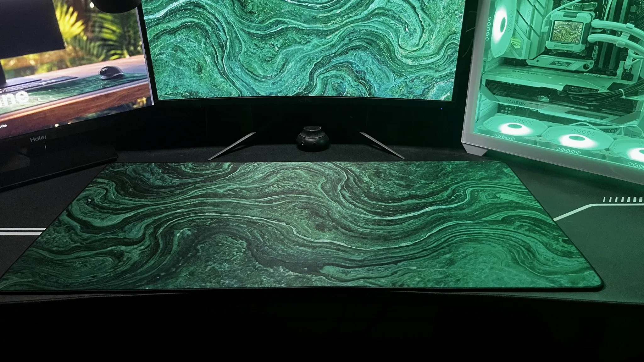 Le sous-main Serpentine 80 × 40 cm sur un bureau, vue large avec les écrans